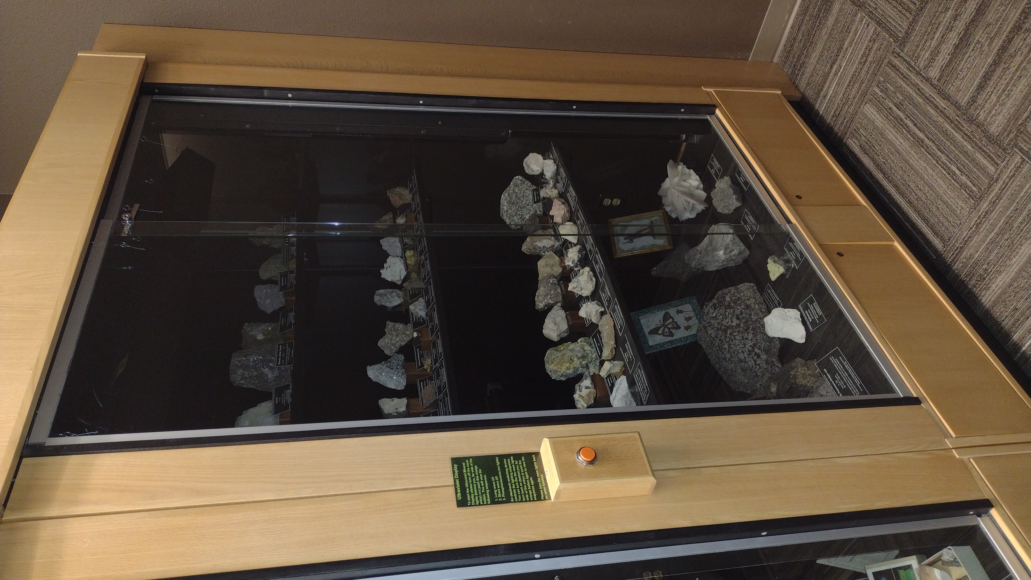 Current fluorescent mineral display case
